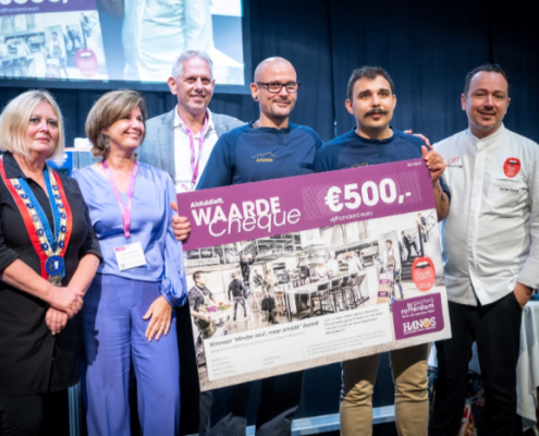 Uitreiking waardecheque winnaar Minder zout meer smaak award